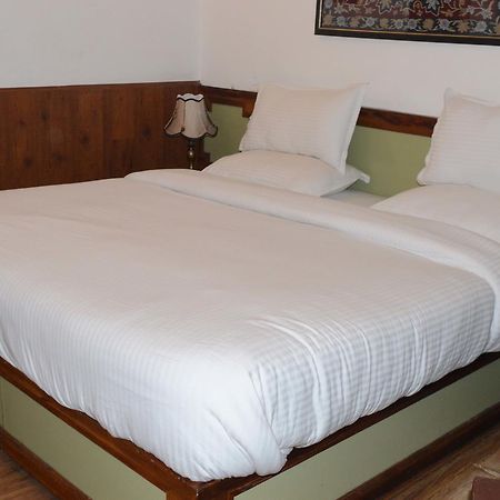 Standard Hotel And Resturant Srīnagar 외부 사진
