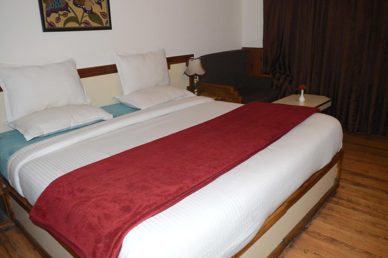 Standard Hotel And Resturant Srīnagar 외부 사진